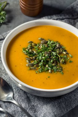 Pepitas ve Maydanozlu Sağlıklı Organik Tereyağlı Kabak Çorbası