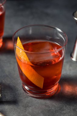 Meyve suyu, Vermut ve portakal garnitürlü kokteyl.