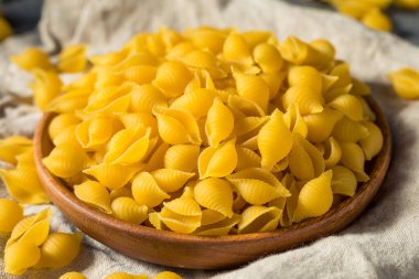 Çiğ Organik Makarna Kabukları Pişirmeye Hazır