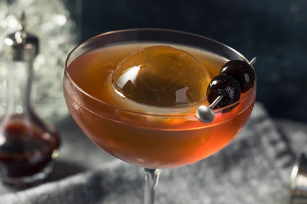 Cóctel Boozy Cold Manhattan Con Gran Cubo Hielo Cerezas — Foto de Stock