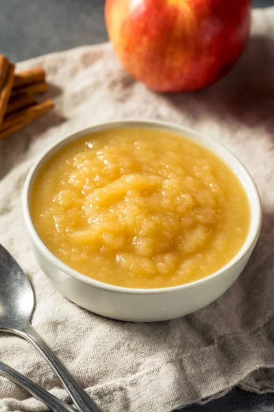 Gezonde Biologische Rauwe Appelsaus Een Schaal — Stockfoto