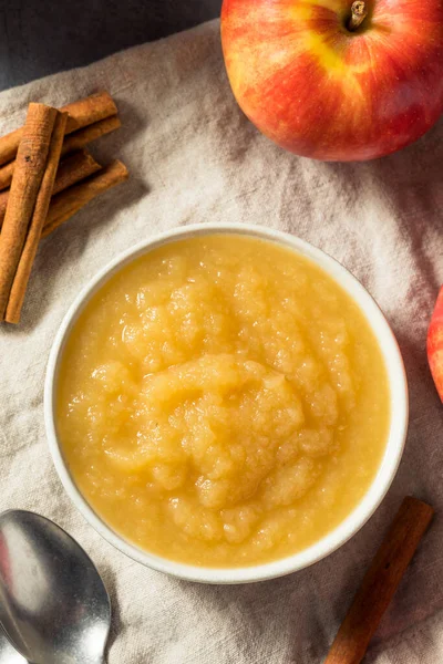 Gezonde Biologische Rauwe Appelsaus Een Schaal — Stockfoto