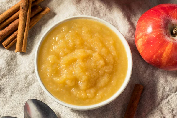 Gezonde Biologische Rauwe Appelsaus Een Schaal — Stockfoto