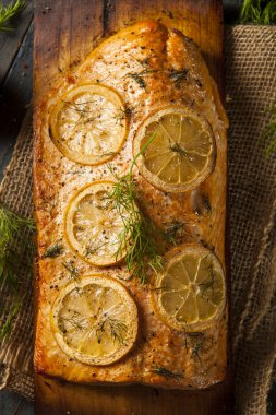 bir sedir tahta ev yapımı ızgara somon