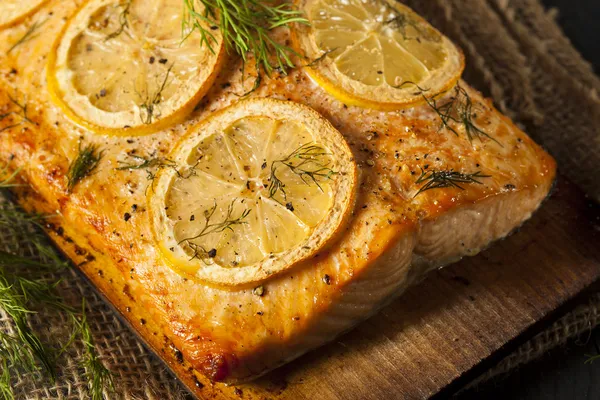 Salmón a la parrilla hecho en casa en un tablón de cedro — Foto de Stock