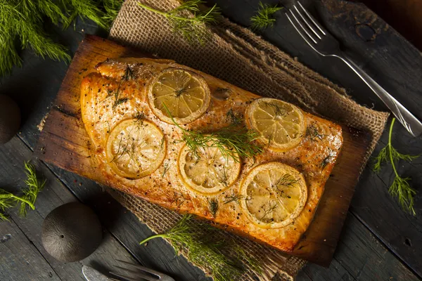 Zelfgemaakte gegrilde zalm op een plank ceder — Stockfoto