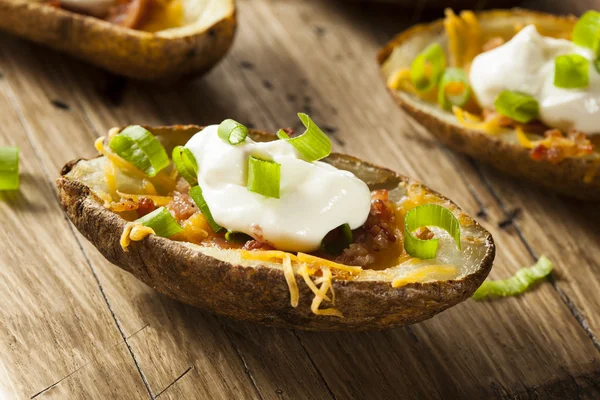 Pieles de patata caseras con tocino — Foto de Stock