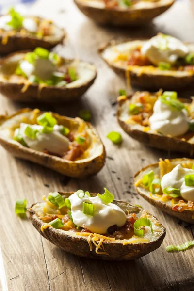 Pelli di patate fatte in casa con pancetta — Foto Stock