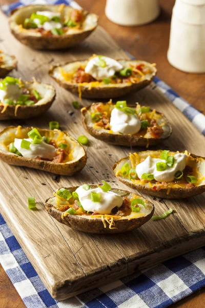 Pelli di patate fatte in casa con pancetta — Foto Stock