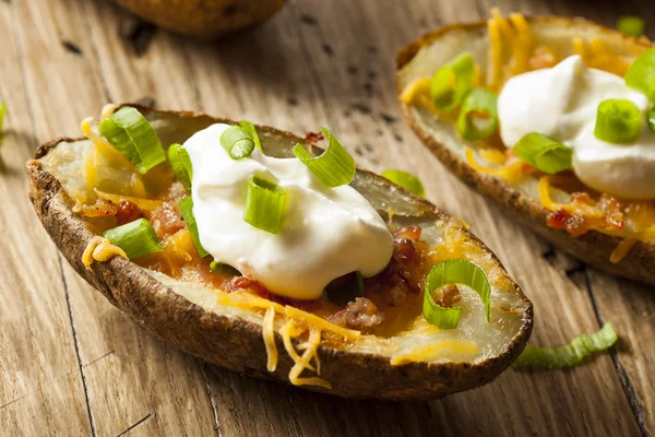 Pieles de patata caseras con tocino — Foto de Stock