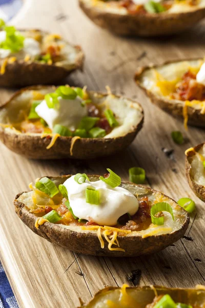 Pelli di patate fatte in casa con pancetta — Foto Stock