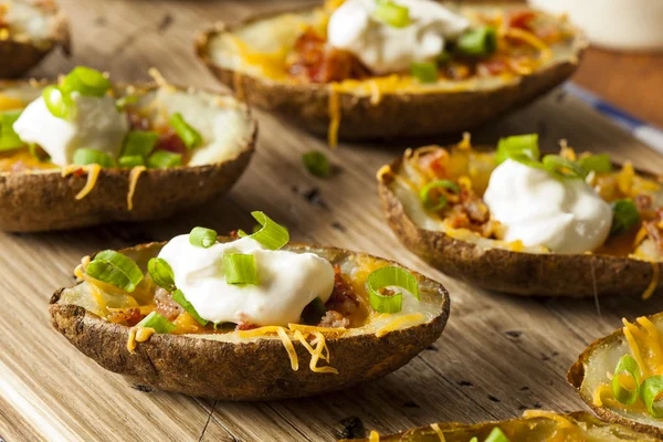 Pelli di patate fatte in casa con pancetta — Foto Stock