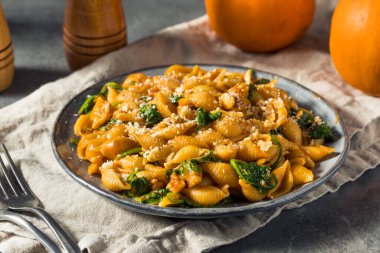 Ispanaklı ve cevizli ev yapımı Sonbahar Balkabağı Makarnası