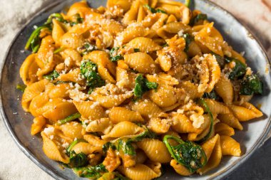 Ispanaklı ve cevizli ev yapımı Sonbahar Balkabağı Makarnası