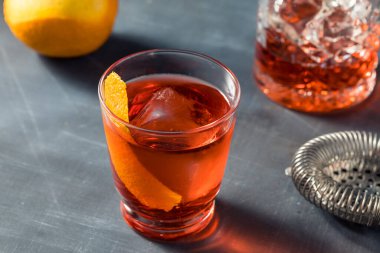 Soğuk soğuk Mezcal Negroni Kokteyli ve portakal garnitürlü