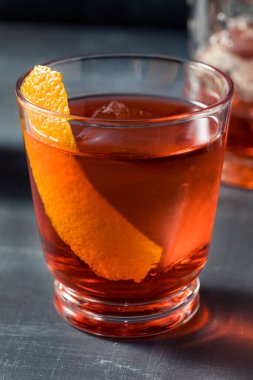 Soğuk soğuk Mezcal Negroni Kokteyli ve portakal garnitürlü