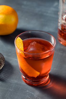 Soğuk soğuk Mezcal Negroni Kokteyli ve portakal garnitürlü