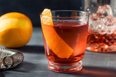 Soğuk soğuk Mezcal Negroni Kokteyli ve portakal garnitürlü