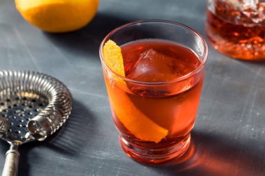 Soğuk soğuk Mezcal Negroni Kokteyli ve portakal garnitürlü