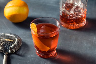 Soğuk soğuk Mezcal Negroni Kokteyli ve portakal garnitürlü