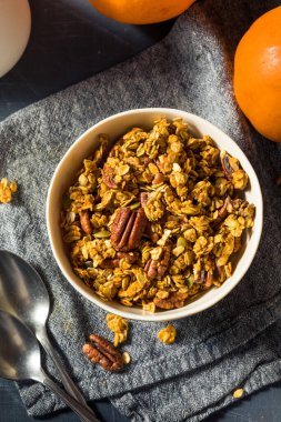 Sağlıklı ev yapımı Sonbahar Balkabağı Baharatlı Granola