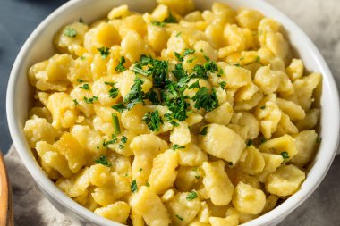 Tereyağlı ve maydanozlu ev yapımı Alman Makarnası.