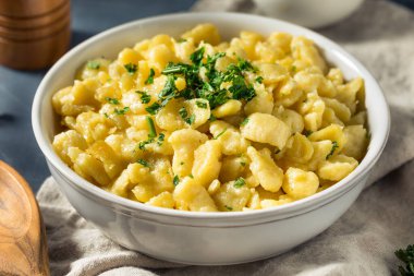 Tereyağlı ve maydanozlu ev yapımı Alman Makarnası.