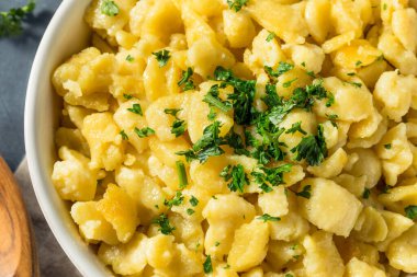 Tereyağlı ve maydanozlu ev yapımı Alman Makarnası.
