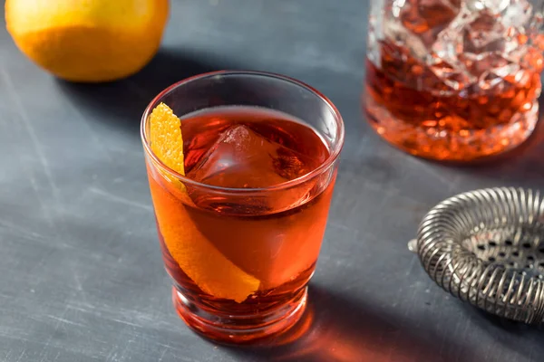 Ποτό Cold Mezcal Negroni Cocktail Πορτοκαλί Γαρνιτούρα — Φωτογραφία Αρχείου
