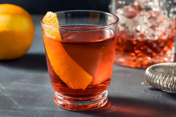 Boozy Cocktail Freddo Mezcal Negroni Con Una Decorazione Arancione — Foto Stock