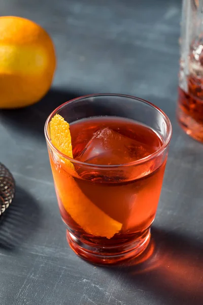 Boozy Studený Mezcal Negroni Koktejl Oranžovou Ozdobou — Stock fotografie