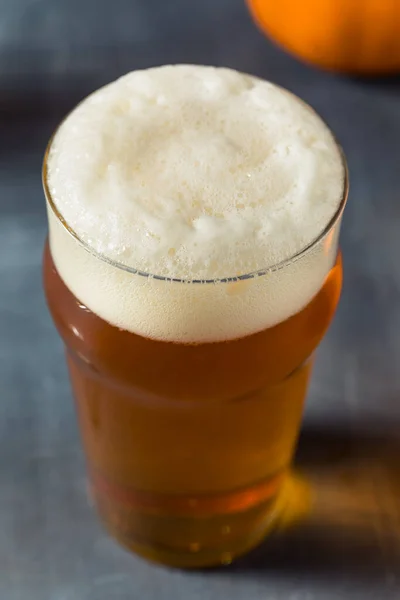 Chlast Osvěžující Podzimní Dýňové Pivo Pivo Připravené Pití — Stock fotografie