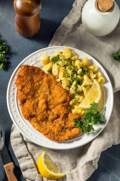 Zelfgemaakt Duits Varkensvlees Schnitzel Met Spaetzle — Stockfoto