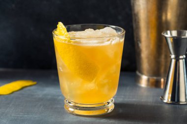 Viski Tazeleyici Altına Hücum Limonlu Kokteyl