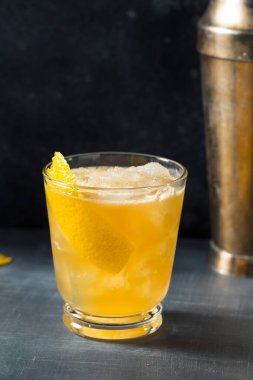 Viski Tazeleyici Altına Hücum Limonlu Kokteyl