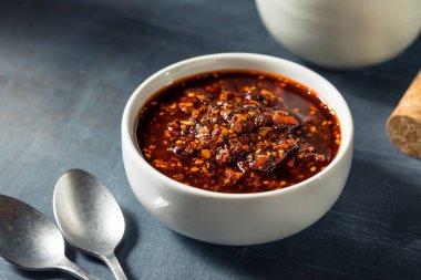 Ev yapımı baharatlı, kırmızı Asya biberli, yağlı ve sarımsaklı baharat.