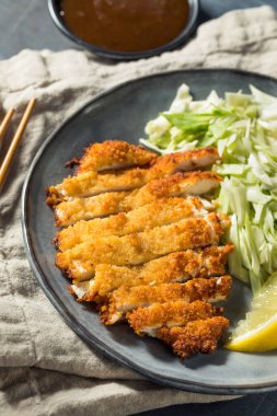 Lahana ve limonlu ev yapımı Japon Tavuğu Katsu.
