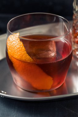 Soğuk bir içecek, cin ve portakallı Negroni.