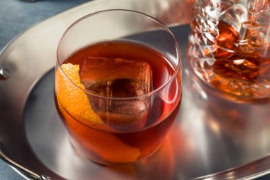 Soğuk bir içecek, cin ve portakallı Negroni.