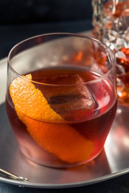 Soğuk bir içecek, cin ve portakallı Negroni.