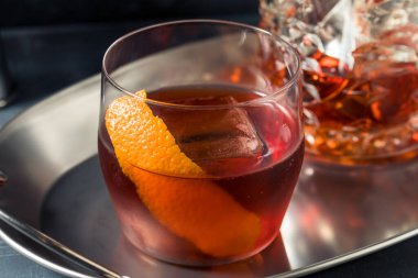 Soğuk bir içecek, cin ve portakallı Negroni.