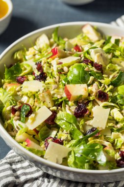 Peynirli ve soslu Sağlıklı Sonbahar Elma Salatası