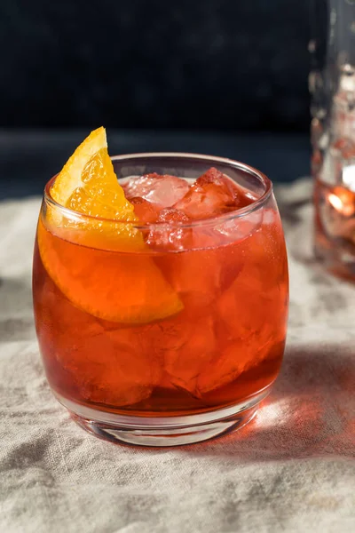 Portakal dilimli içki Kingston Negroni.