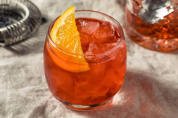 Alkohol Orzeźwiający Rum Kingston Negroni Plasterkiem Pomarańczy — Zdjęcie stockowe