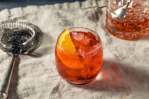 Portakal dilimli içki Kingston Negroni.