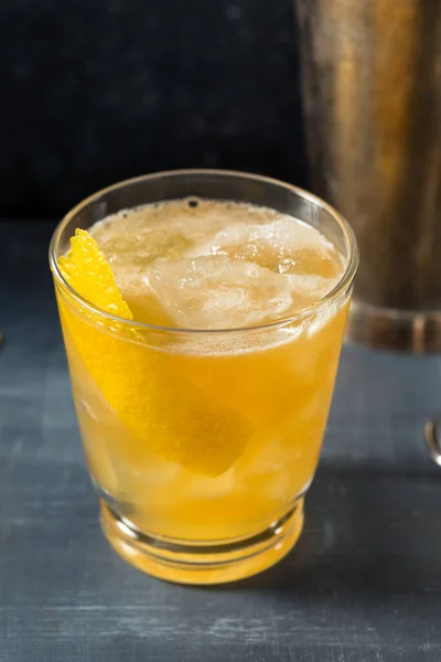 Cocktail Rinfrescante Alcolico Bourbon Gold Rush Con Limone — Foto Stock