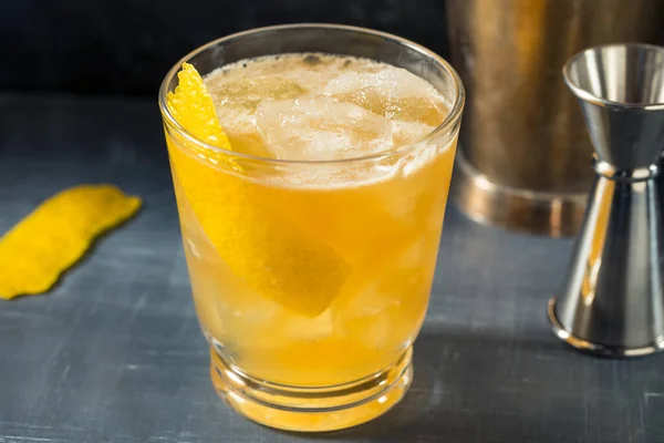 Boozy Refreshing Bourbon Gold Rush Cocktail Lemon — 스톡 사진