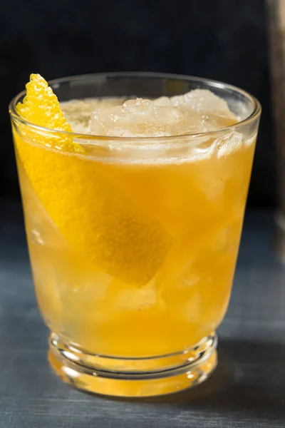 Boozy Refreshing Bourbon Gold Rush Cocktail Lemon — Stock Photo, Image
