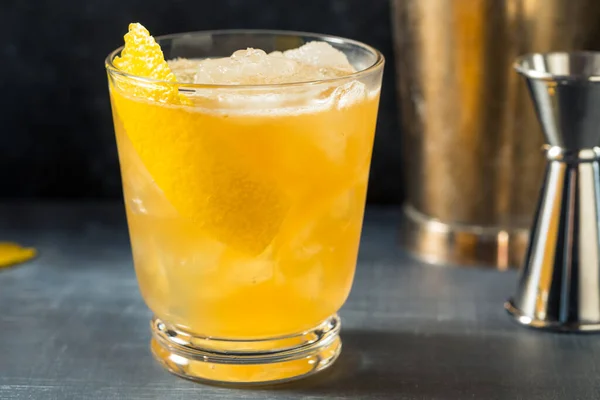 Cocktail Rinfrescante Alcolico Bourbon Gold Rush Con Limone — Foto Stock