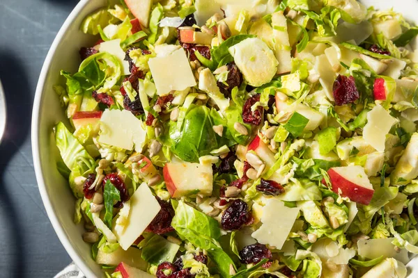 Gezonde Herfst Brussel Sprout Appelsalade Met Kaas Dressing — Stockfoto